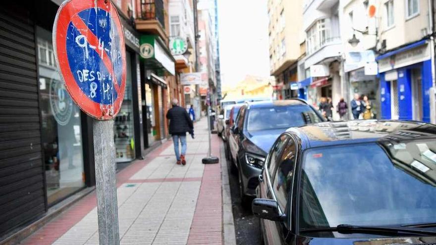 Señal de aparcamiento prohibido a partir de hoy en una acera de la calle de la Torre.