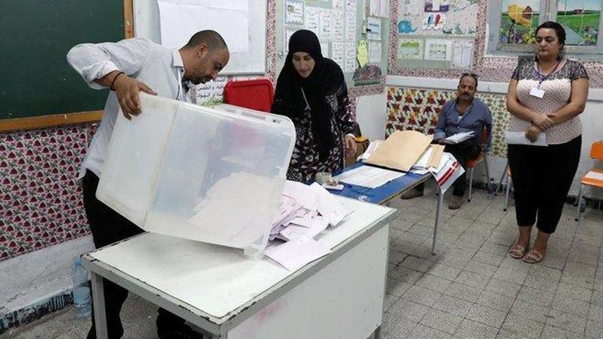 La alta abstención y la incerteza marcan las elecciones de Túnez