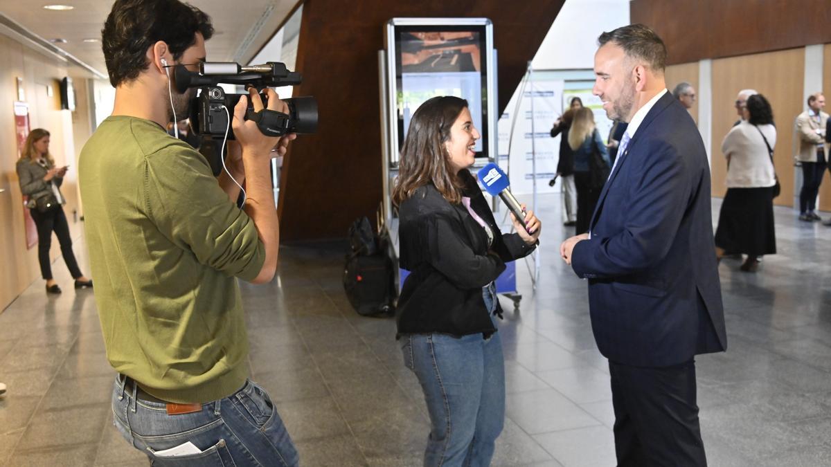 Sandra Segarra entrevista al presidente de PortCastelló, Rafa Simó, durante la primera jornada del Ecoforum