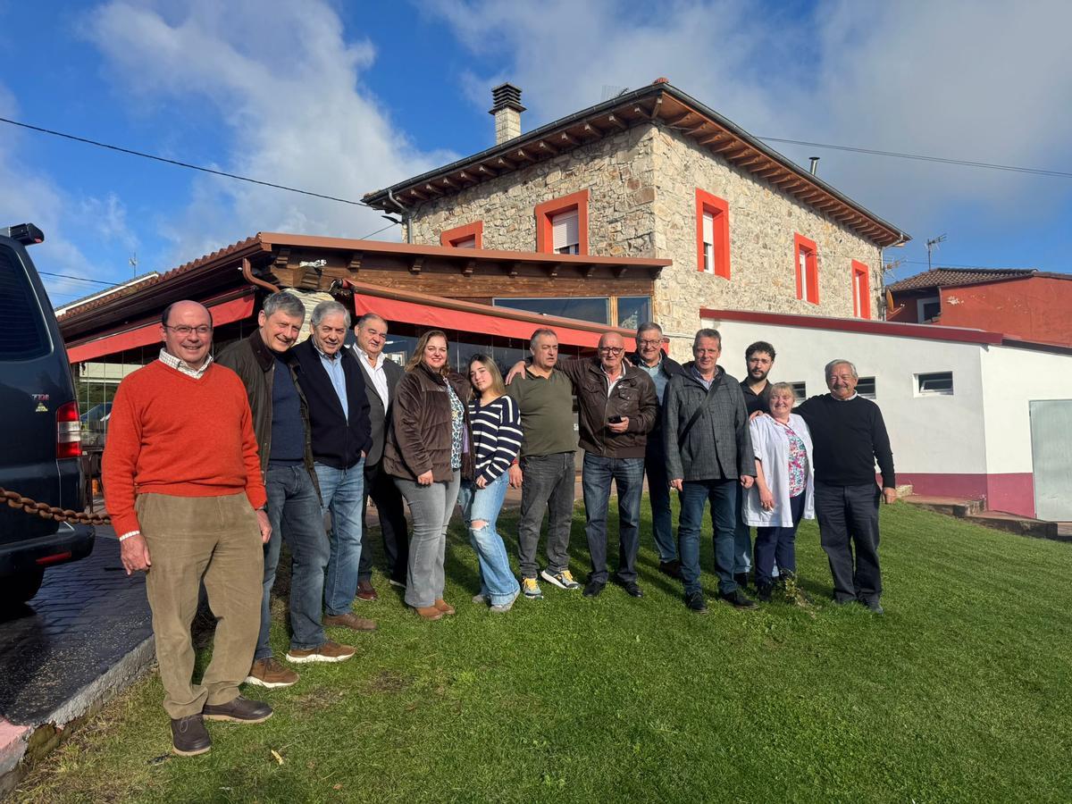 Foto de familia de los exalcaldes y alcaldesa con los responsables del Rindión.