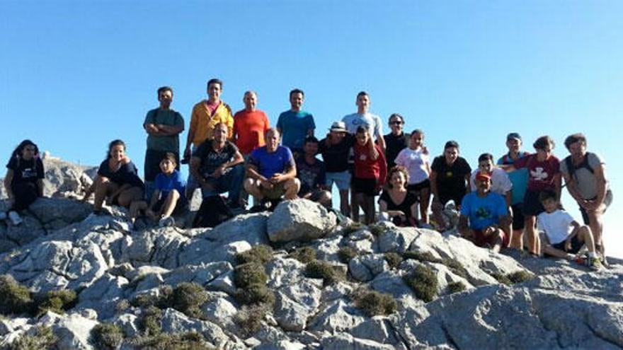 Algunos de los participantes tras llegar a la cima.