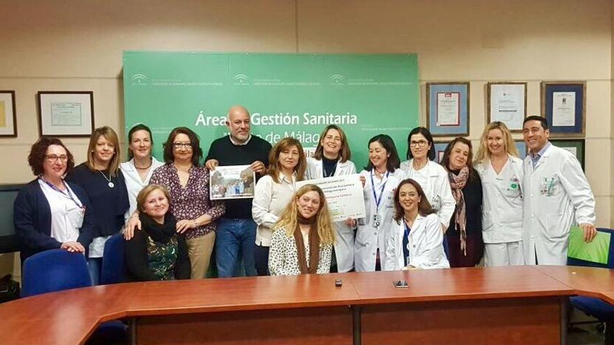 Foto de familia en el acto de entrega del dinero recaudado por el calendario solidario.