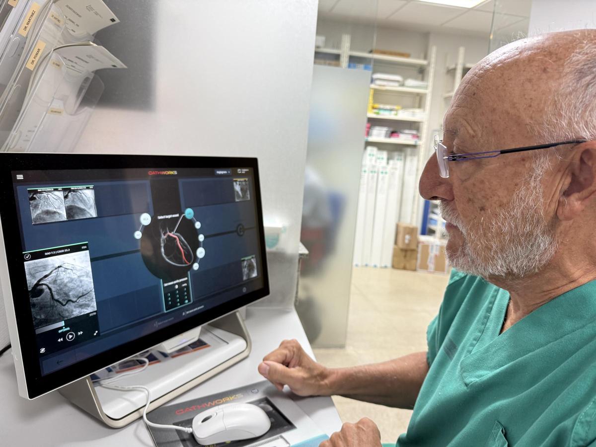 El doctor Pomar, responsable de la Unidad de Hemodinámica del Hospital de la Ribera, analiza una imagen con la nueva tecnología.