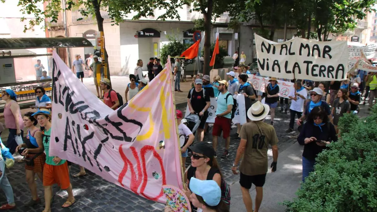 Mig miler de persones es mobilitzen a Figueres en defensa del territori