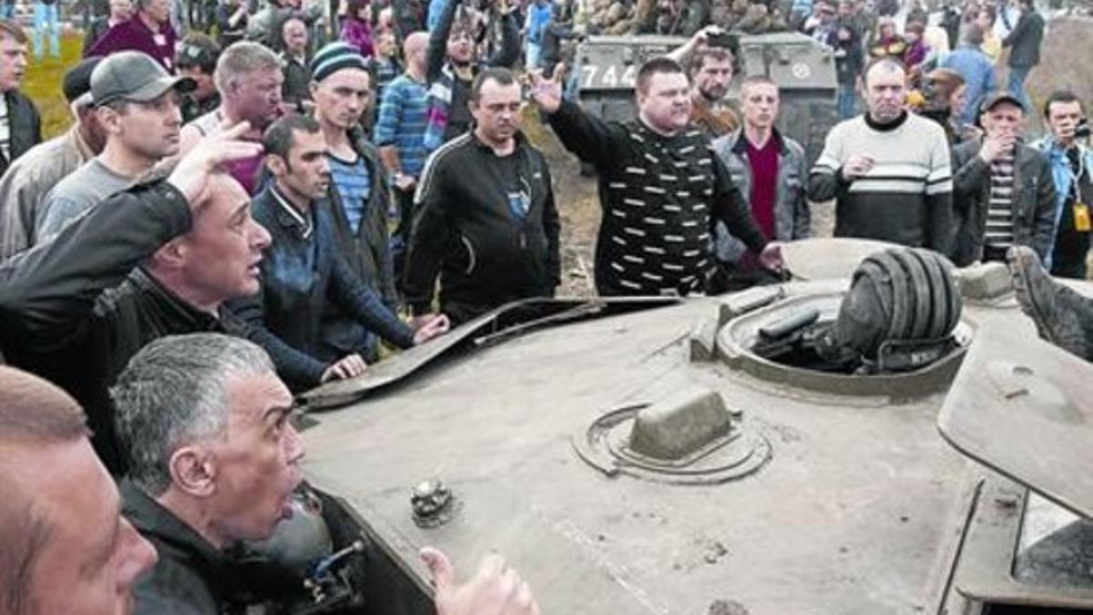 DESAFÍO Activistas prorrusos bloquean una columna de blindadosdel Ejército ucraniano en Kramatorsk, el miércoles.