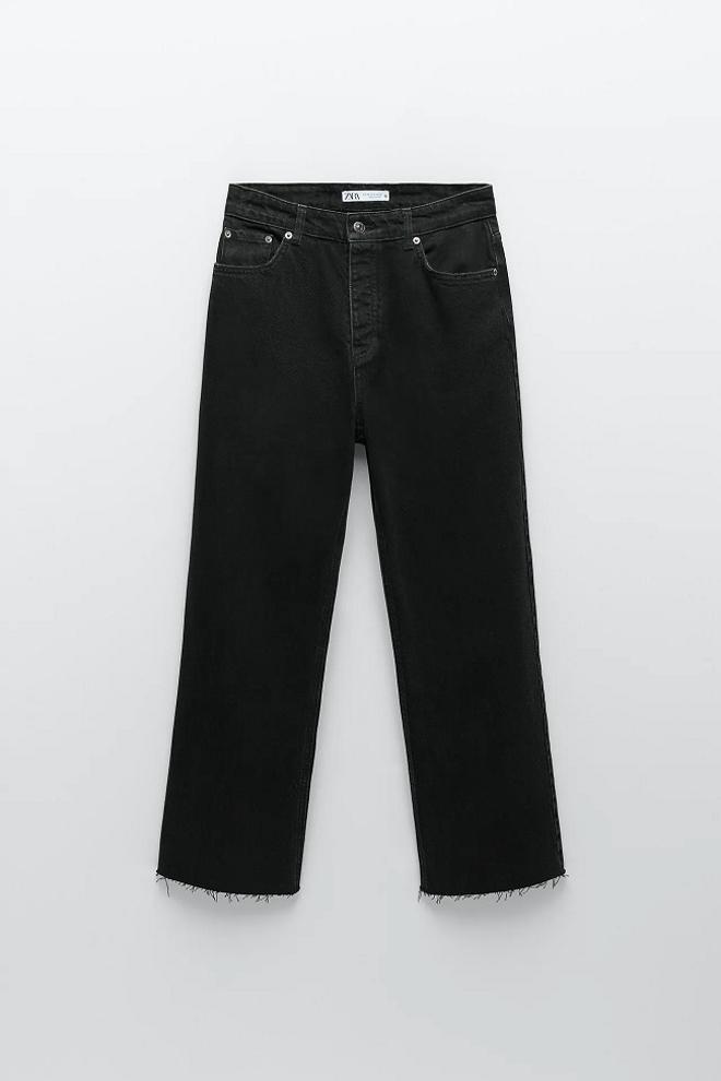 Pantalones vaqueros rectos de tiro alto en color negro, de Zara