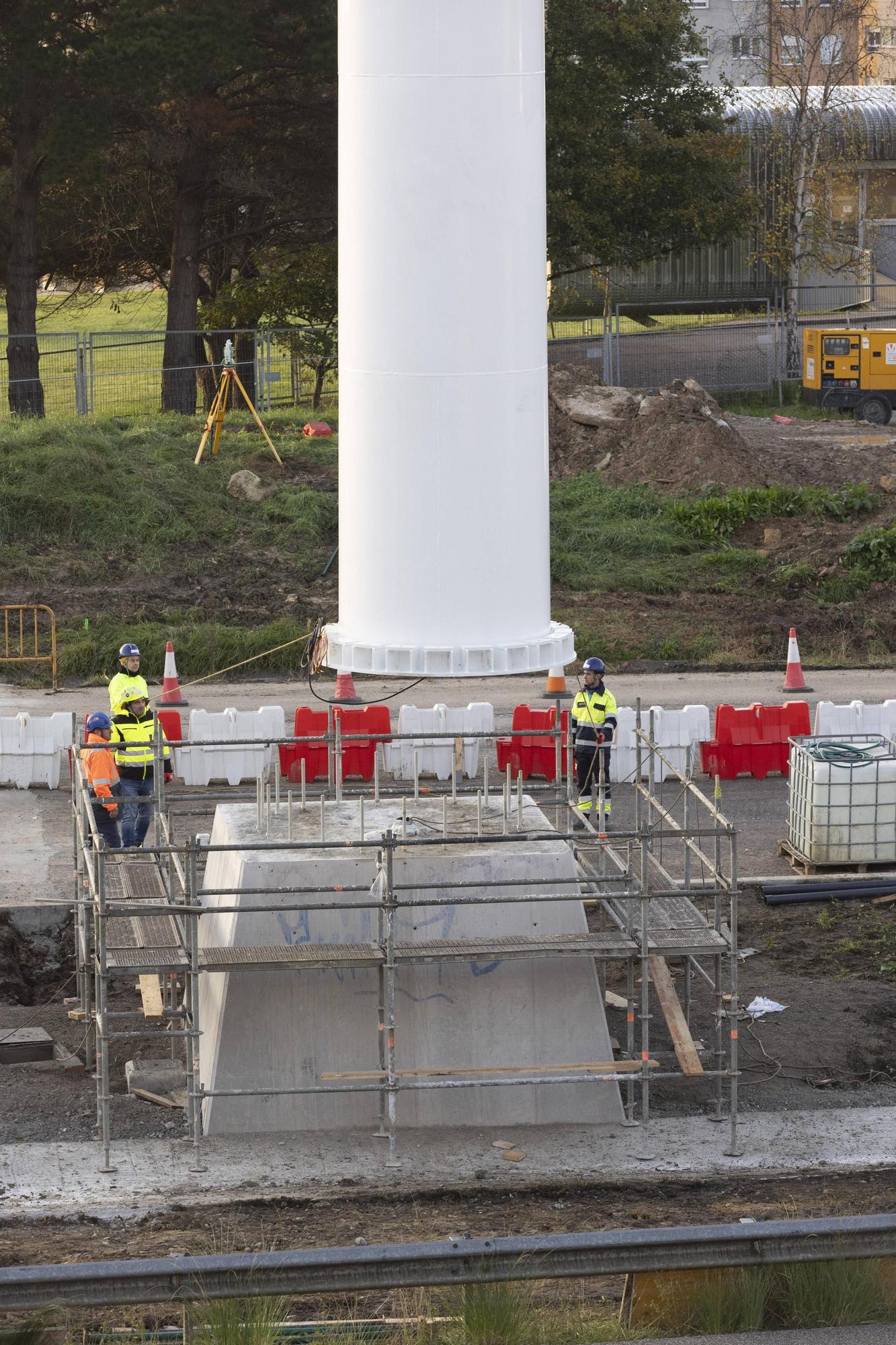 EN IMÁGENES: Así fue la instalación del mástil de 55 metros en las obras de la entrada de Oviedo