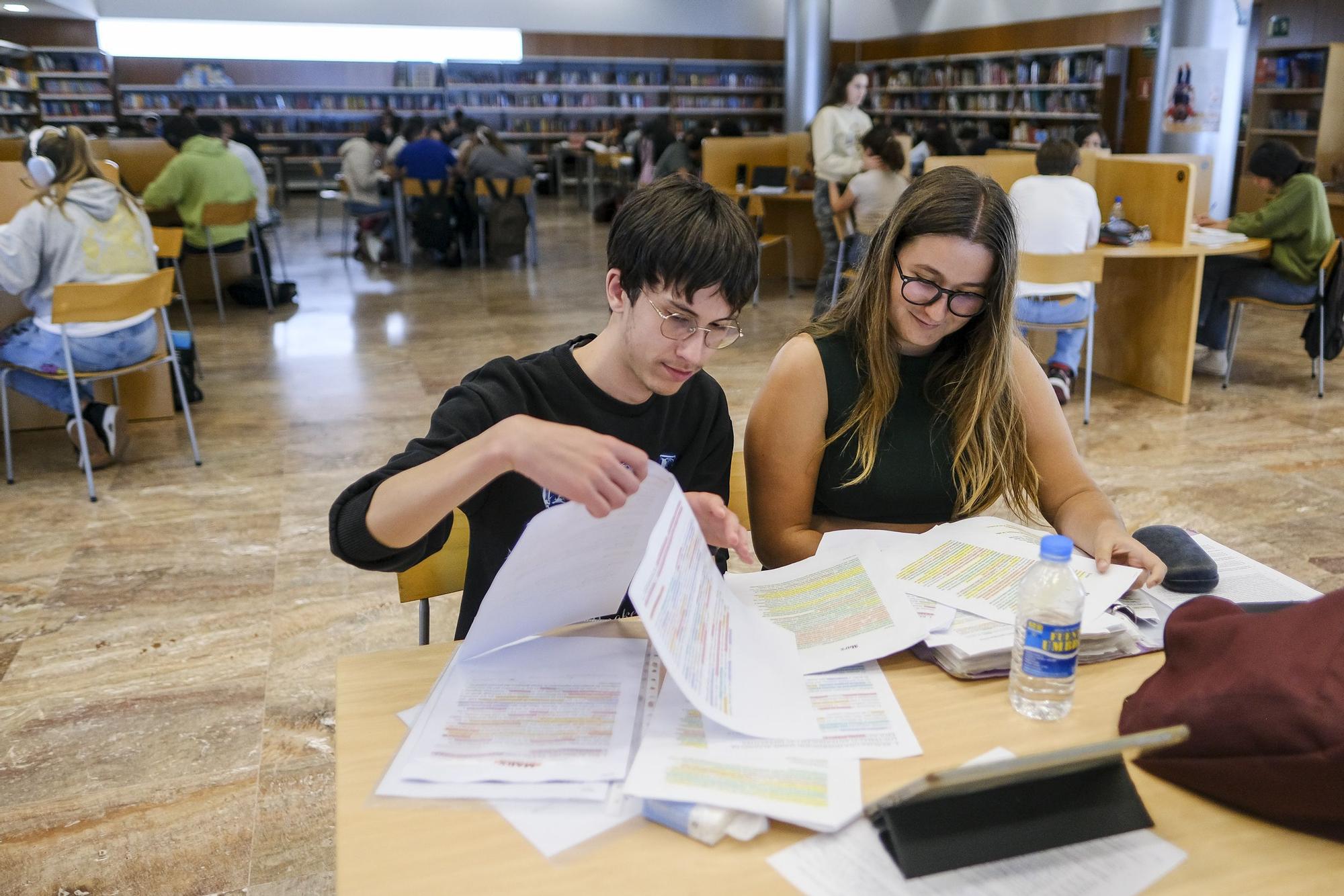 Estudiantes preparan la EBAU 2024 en la Biblioteca Pública del Estado en Las Palmas de Gran Canaria