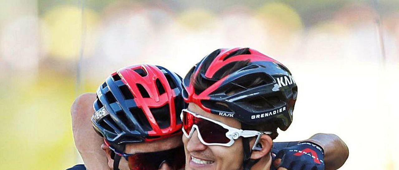 Carapaz y Kwiatkowski entran abrazados en la meta.