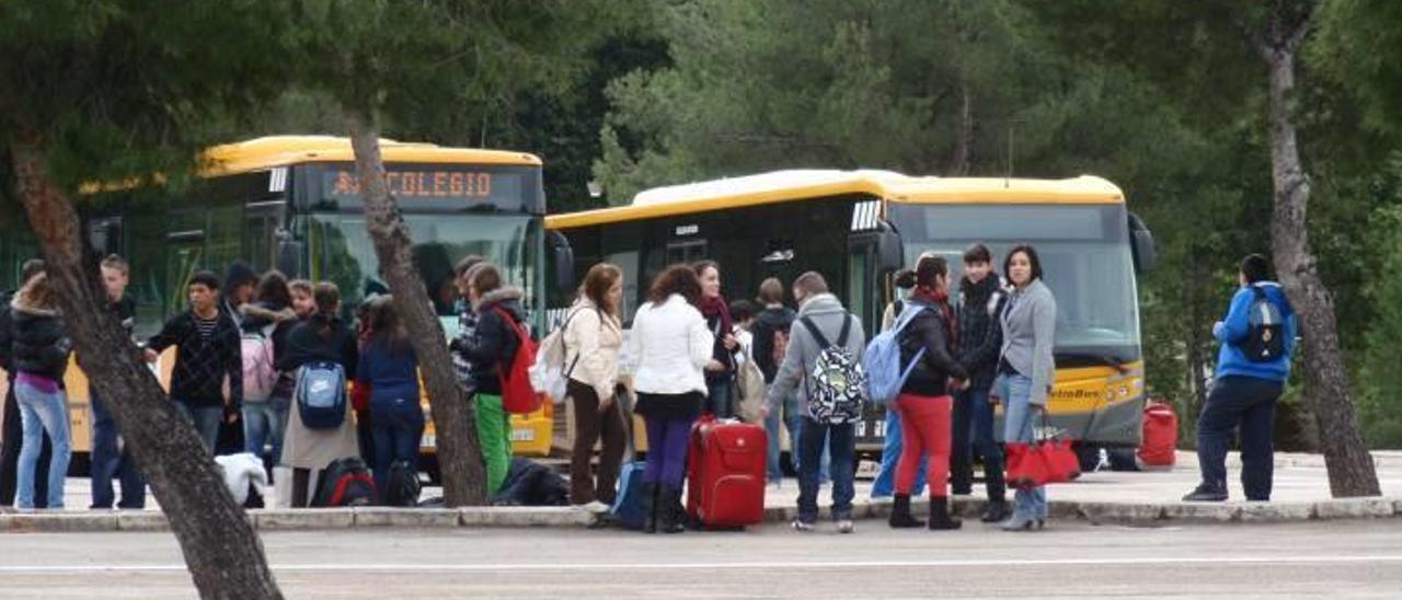 Alumnos del centro de Cheste (Valencia) esperando a los autobuses que les llevan hasta sus domicilios.