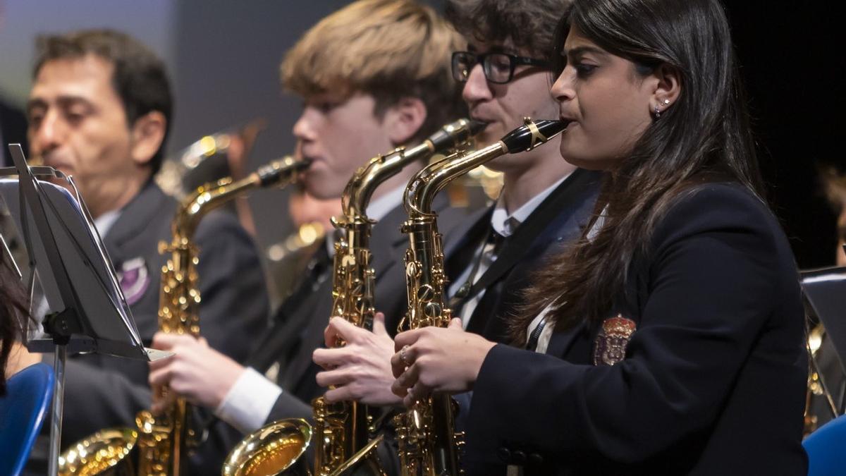 Músics joves tocant saxofons