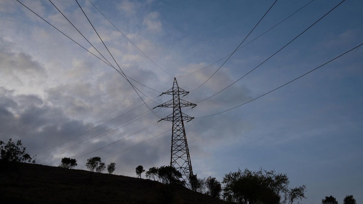 Archivo - Tendido eléctrico, a 31 de diciembre de 2022, en Barcelona, Cataluña (España).