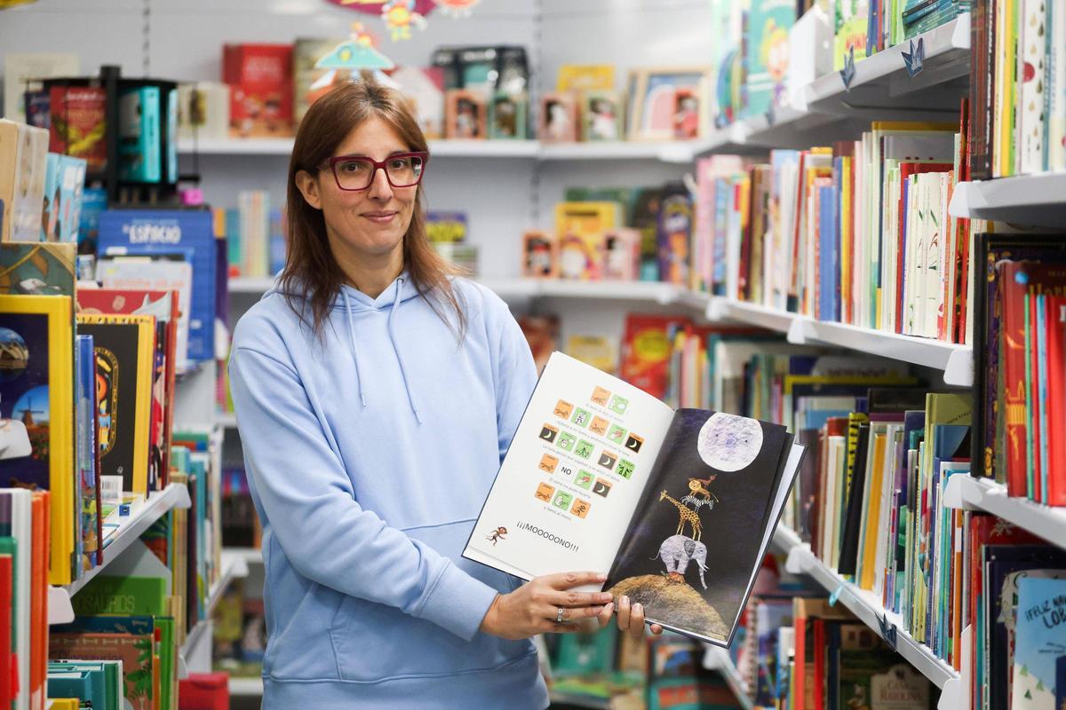 Sandra Muñiz, de Barco de Papel, con el álbum ilustrado  ‘¿A qué sabe la luna?’, de Michael Grejniec.