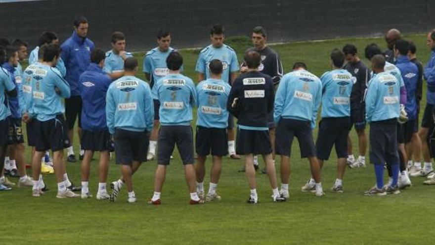 Charla. Juan Ramón Muñiz se dirige a los jugadores de la plantilla antes de comenzar el entrenamiento de ayer en La Rosaleda.