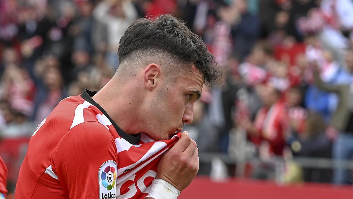 Arnau besa el escudo de su camiseta celebrando el primer gol contra el Espanyol