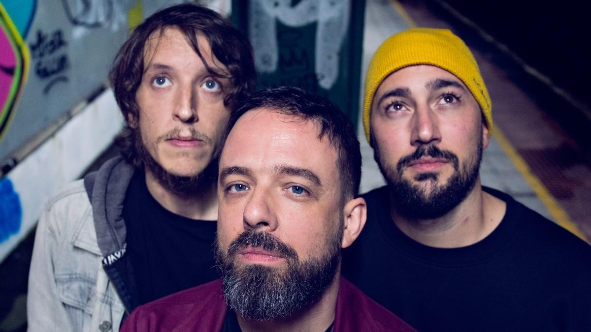 Dogo, banda compostelana de shoegaze formada por Carlos Beiró, Xoan Escudero y Ángel Refojo.