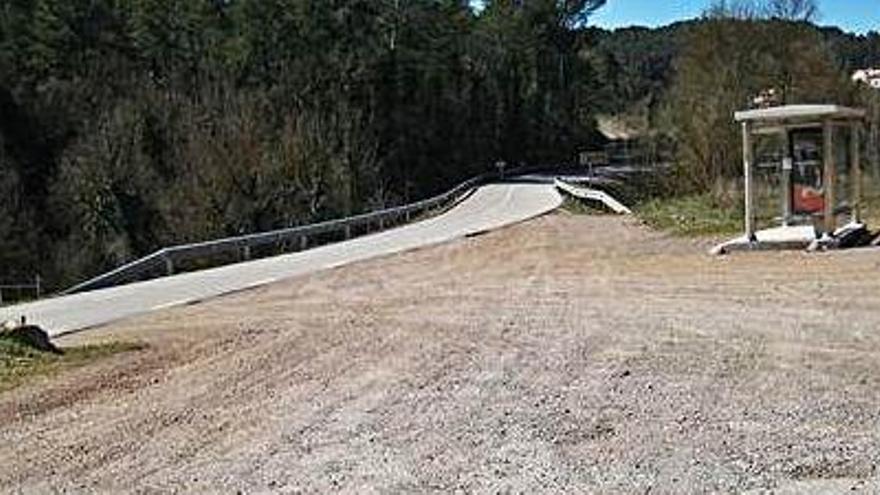 La parada és situada al quilòmetre 5,500 de la carretera BV-3008