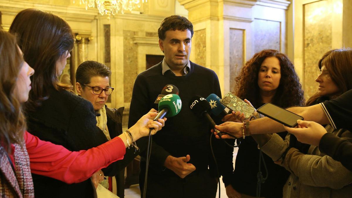 Barcelona 19/12/2023 Sociedad Los partidos catalanes registran en el Parlament una ley para que todos los delitos sexuales sobre menores no prescriban. En la foto Miguel Hurtado víctima de pederastia en la iglesia ( que destapó el caso de Montserrat) habla con representantes de varios partidos tras el registro y la prensa. FOTO DE RICARD CUGAT