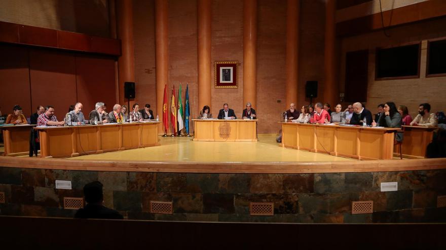 Pleno del Ayuntamiento de Mérida, ayer en el Centro Cultural Alcazaba.