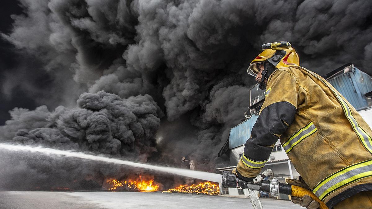 Impactantes imágenes del incendio de la fábrica de San Vicente del Raspeig