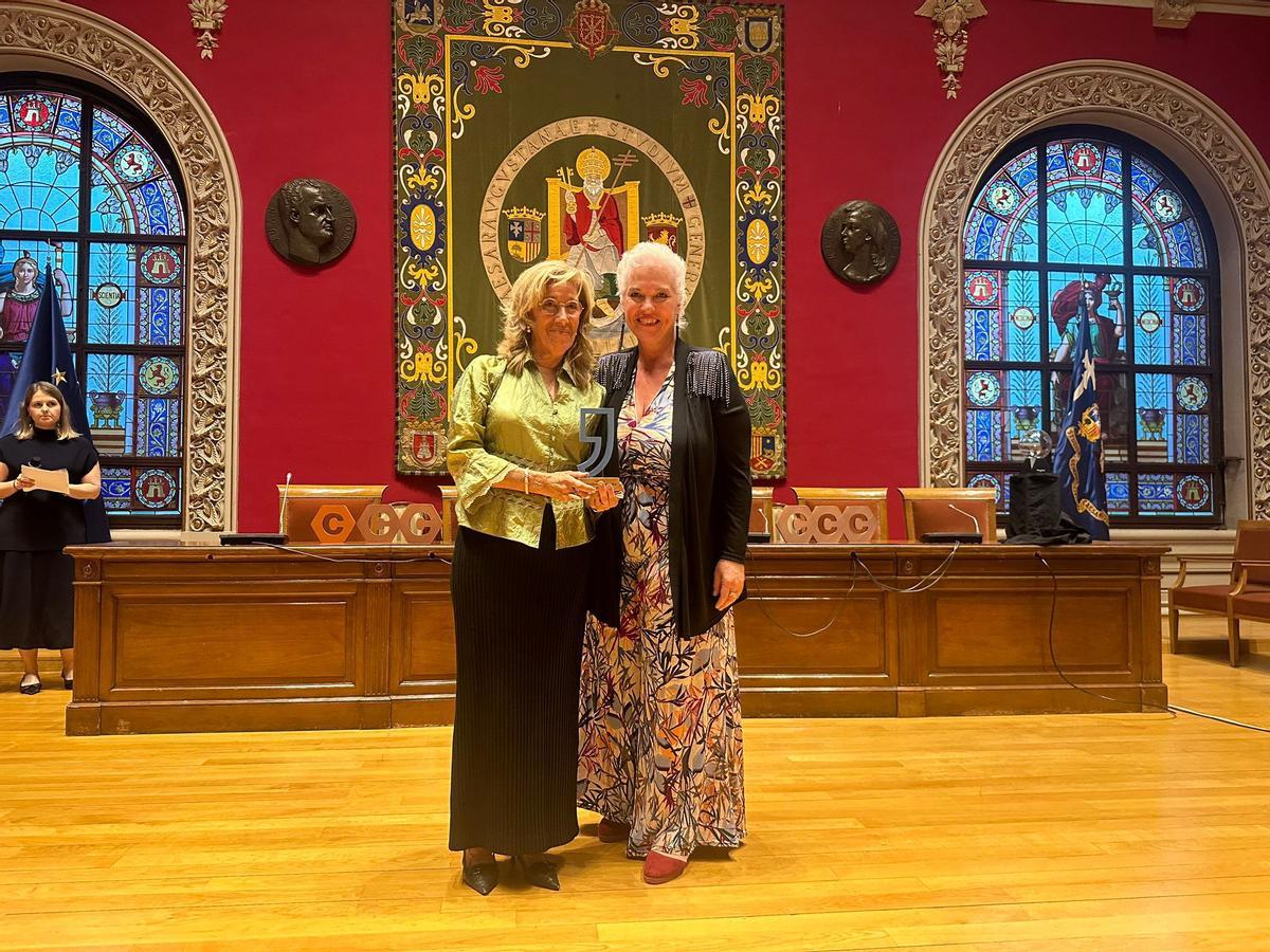 Loli, la madre de Lara Escudero, tras recoger el premio.