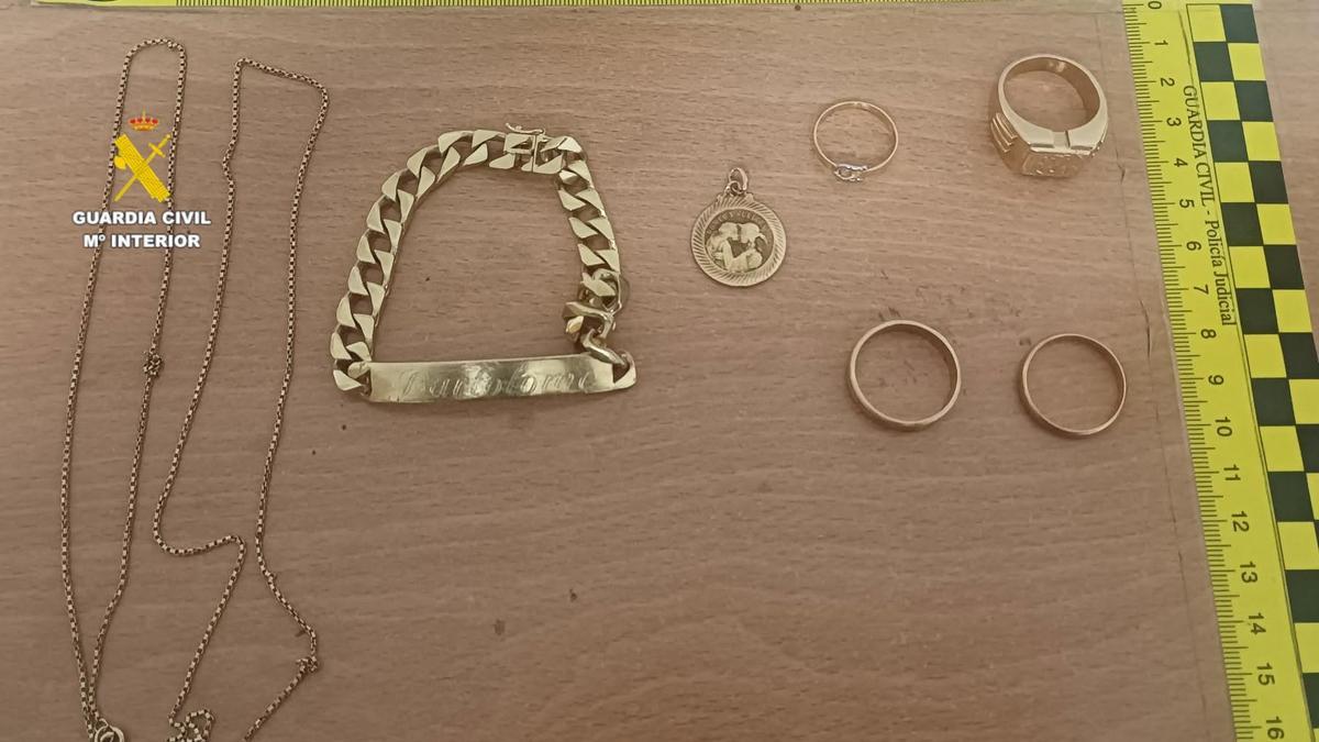 Imagen de las joyas robadas en tres domicilios de Alcalà.