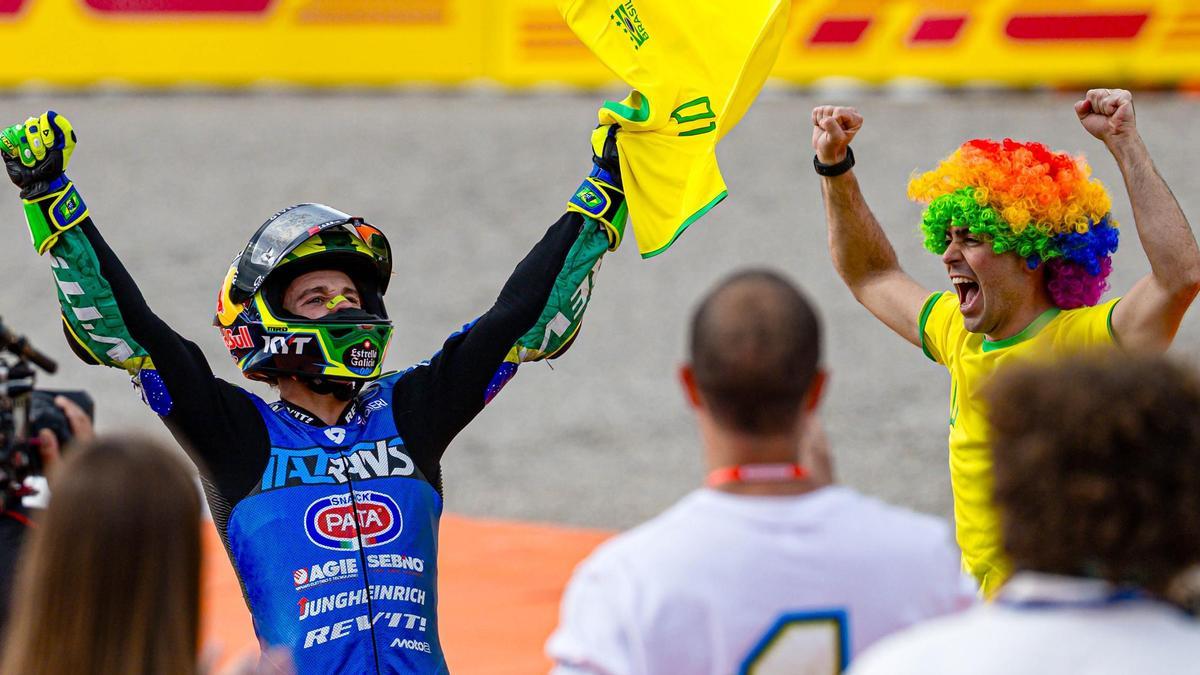 Diogo Moreira celebró su título 'a lo Brasil' de 'O Rei', con sus amigos vestidos de Neymar, Ronaldinho, Rivaldo y Pelé.