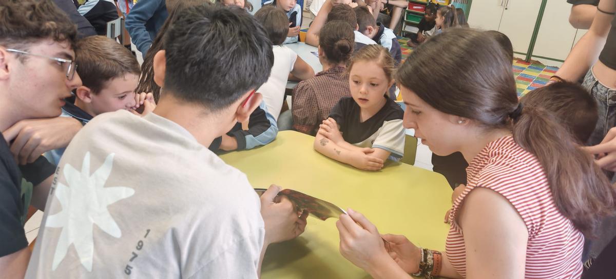 Lectura compartida entre alumnos de varias etapas del Amor de Dios de Príncipe de Asturias.