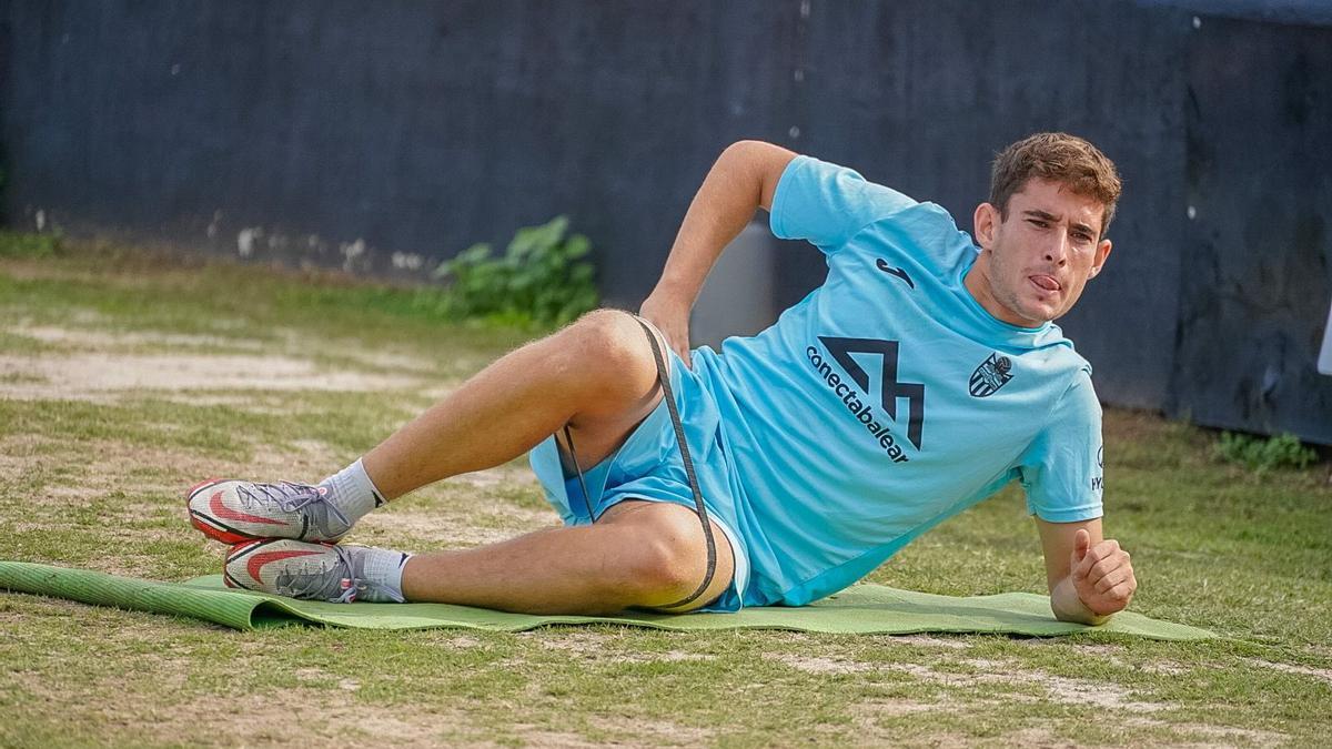 Toni Ramon, entrenando en el Nou Camp de Inca con el primer equipo del Baleares