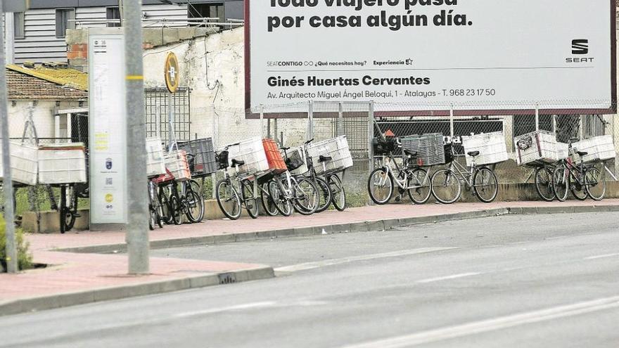 Bicicletas aparcadas en la entrada a la pedanía de Espinardo.