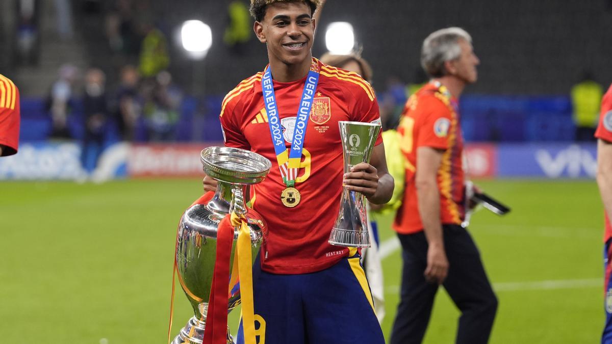 Spain's Lamine Yamal celebrates after a final match between Spain and England at the Euro 2024 soccer tournament in Berlin at Olympiastadium, Germany, Sunday, July 14, 2024.Sport - Soccer . (Photo by Fabio Ferrari/LaPresse) / FUTBOL. EUROCOPA 2024. SELECCION ESPAÑOLA. ESPAÑA. INGLATERRA. CAMPEONES. COPA