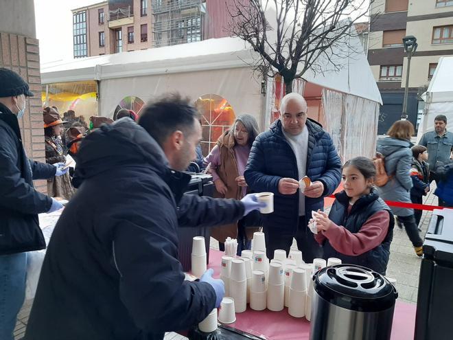 Gran chocolatada y música en el Antroxu de Llanera