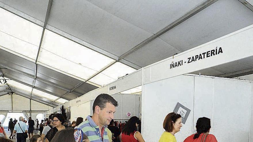 Visitantes a la carpa de Expoferta del año pasado.  // Iñaki Abella