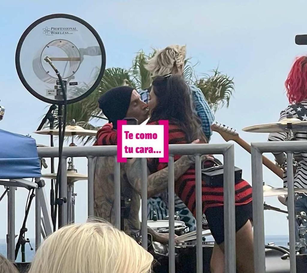 Kourtney Kardashian le come la cara a Travis Barker