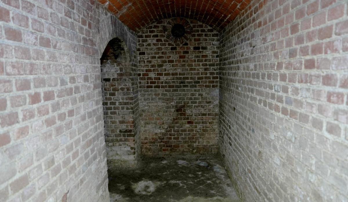 Las paredes en ángulo recto evitan que las ondas expansivas lleguen a la parte final del refugio antiaéreo.
