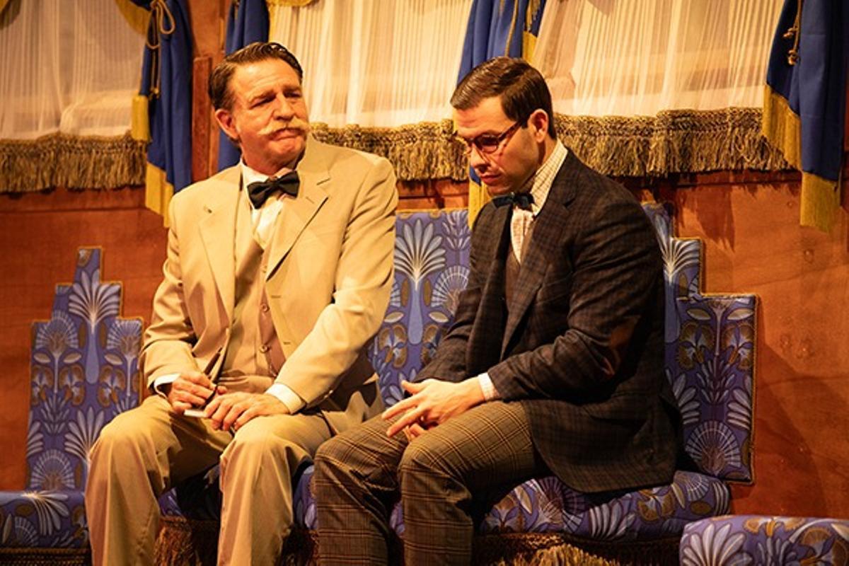 Juanjo Artero (izda.), como Hércules Poirot, durante la representación de la obra.