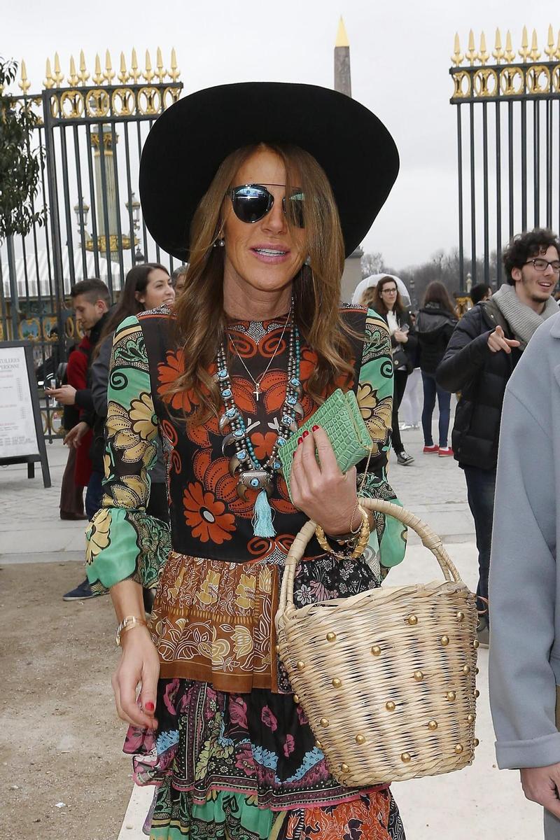 Anna Dello Russo con cesto de mimbre