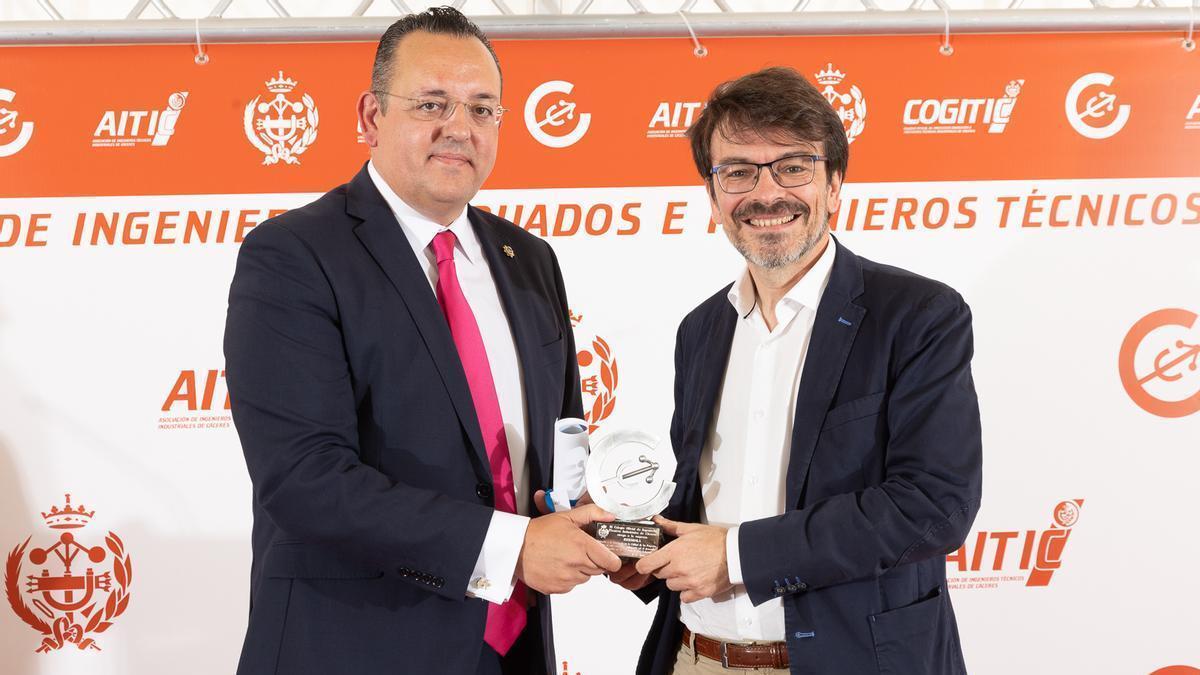 Fernando Doncel entrega la distinción a David Martín Arevalillo, de Iberdrola.