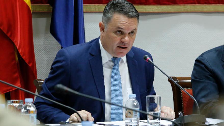 El presidente del Consejo Rector de RTVC, Santiago Negrín, ayer en el Parlamento canario.