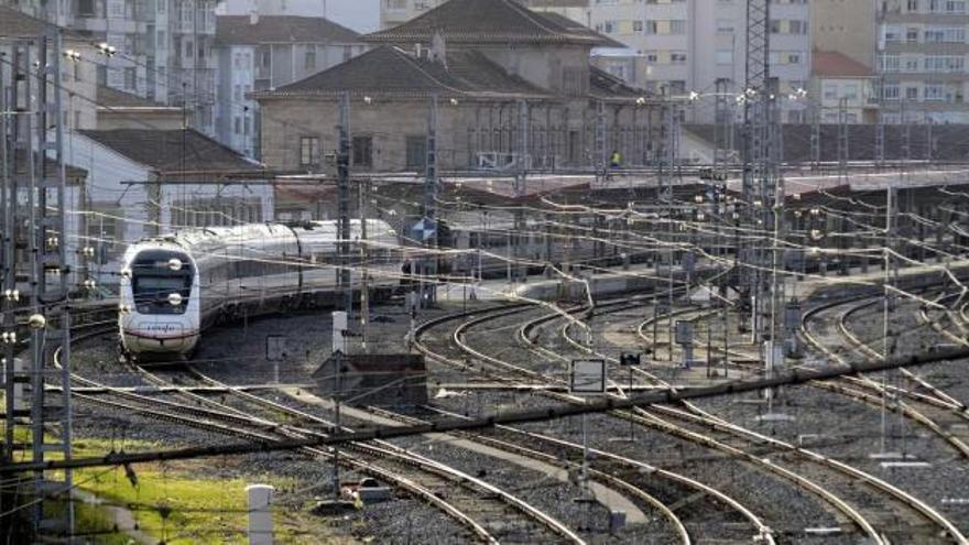 Tramo ferroviario actual de entrada a la Estación Empalme de Ourense, en la zona de A Ponte. // Brais Lorenzo