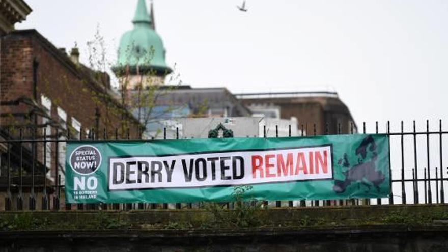 Pancarta a favor que el Regne Unit continuï a la UE a la ciutat de Derry