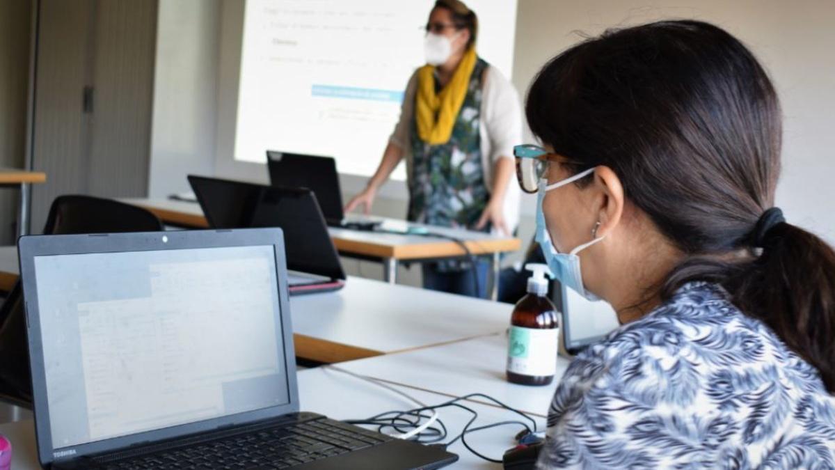 Imagen durante el curso formativo de Can Calderon para solucionar la brecha digital de género.