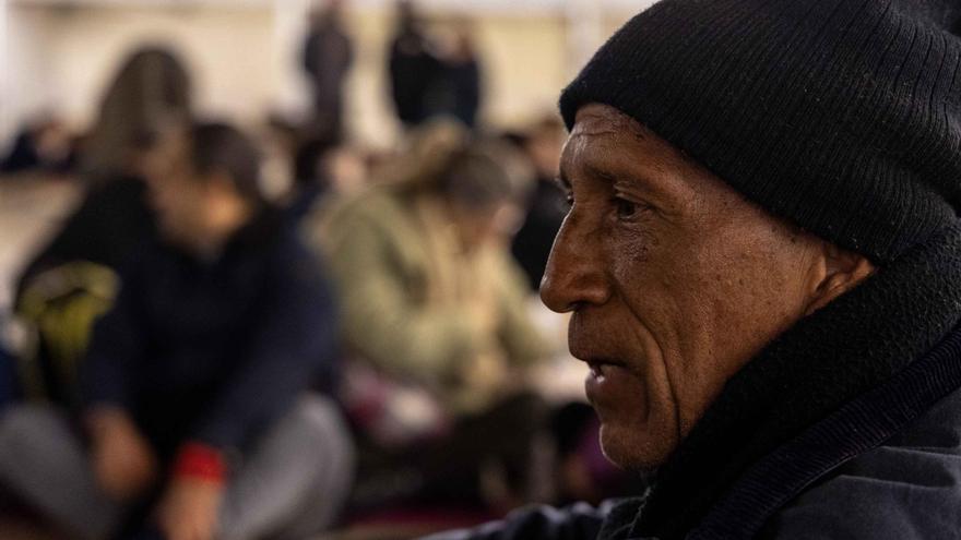 Acampada en la plaza del Ayuntamiento de Alicante para sensibilizar sobre la realidad de las personas sin hogar | RAFA ARJONES