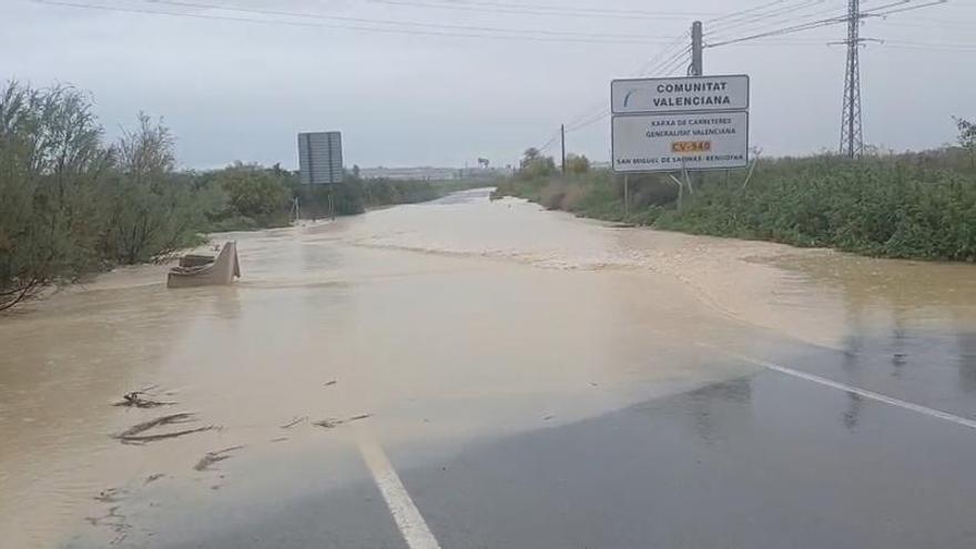 La carretera CV-940 entre San Miguel de Salinas y Los Montesinos, cortada por la lluvia