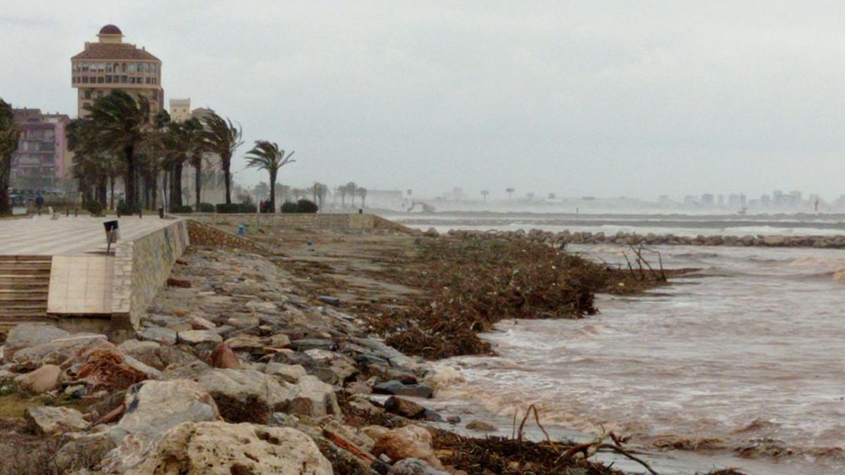 Efectos del temporal marítimo en Port Saplaya