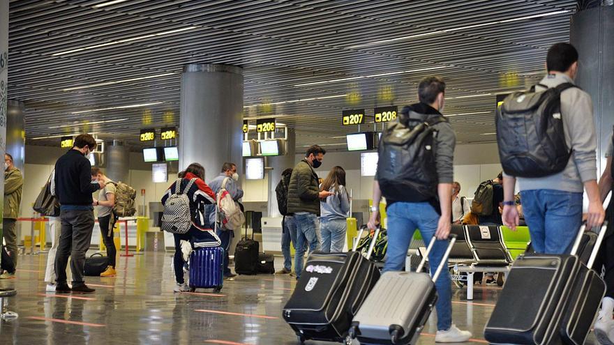 Viajeros en un aeropuerto isleño a la espera de conocer si se cancelaban los vuelos con destino Barajas el pasado domingo.