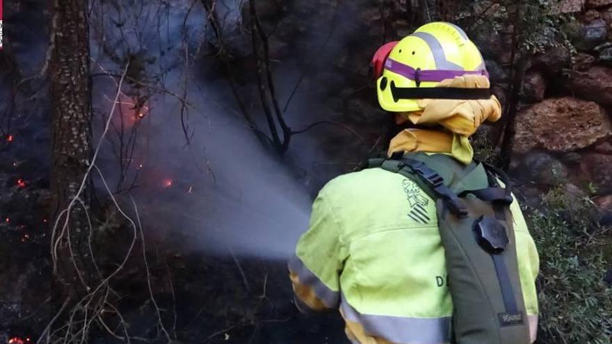 Los bomberos acorralan el fuego en la Serra d&#039;Espadà, ya sin llama