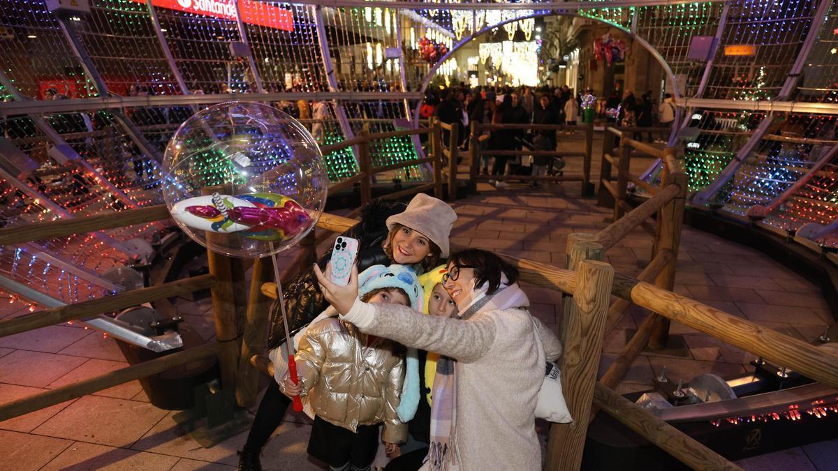 Una familia se hace un selfie con la bola de Navidad de Urzáiz