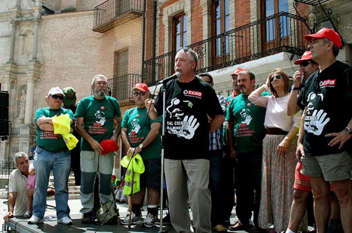 El secretari general de CCOO, Ignacio Fernández Toxo (centre), i el secretari general de la UGT, Cándido Méndez, en la seva intervenció davant els miners de la ’marxa negra’, a Medina del Campo (Valladolid).