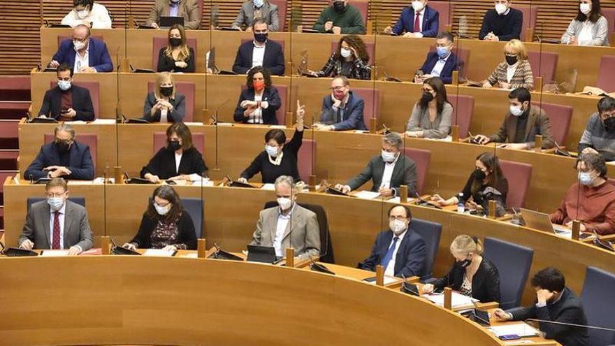 El Botànic sale en tromba contra la ordenanza de mendicidad en Alicante mientras PP y Vox la defienden